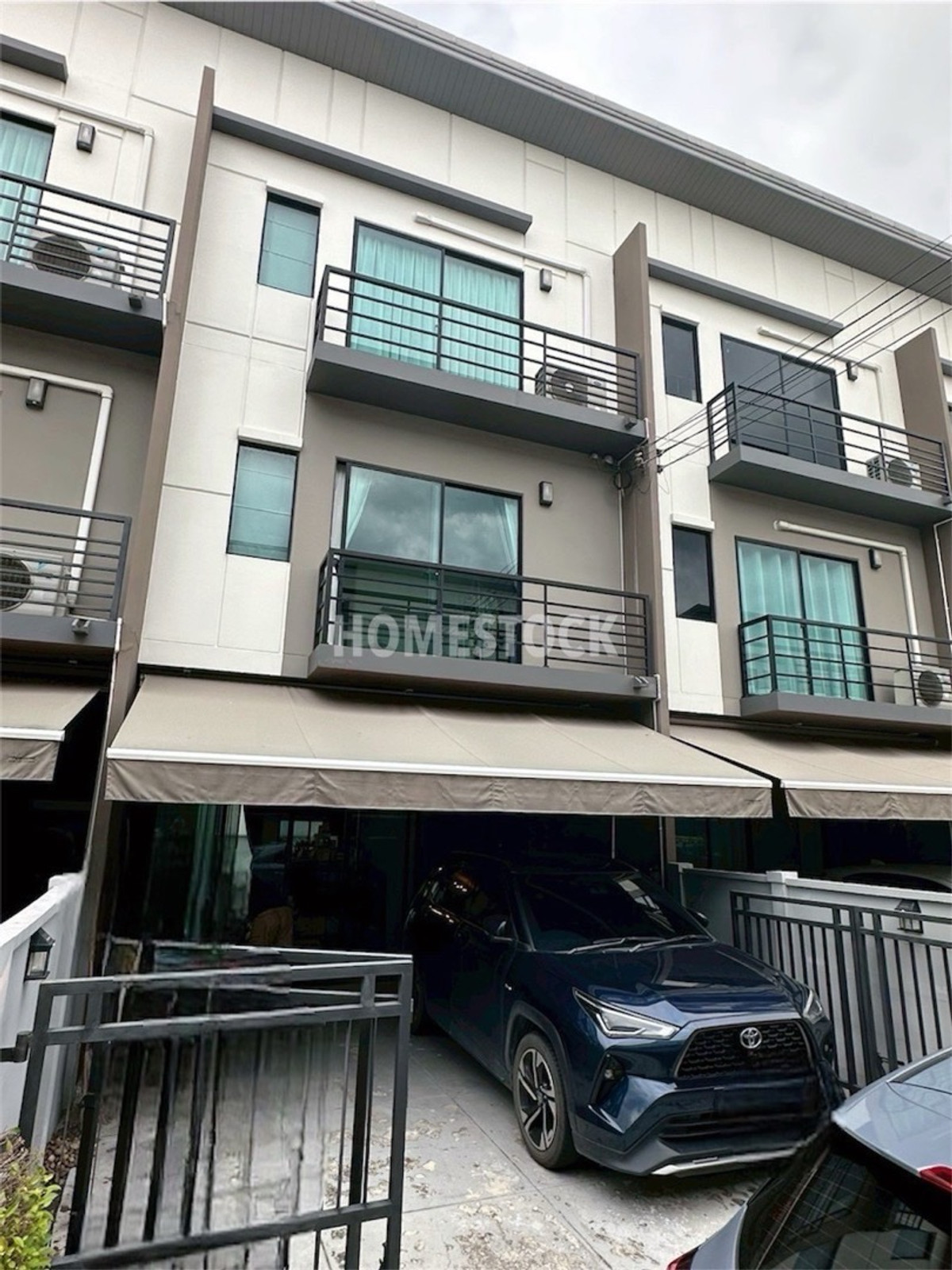For RentTownhomeNawamin, Ramindra : 26,000.-For rent, 3-story townhome with furniture, Baan Klang Muang, Ramintra, Soi Kanchanaphisek 6/1, along the motorway. Near Fashion Island In front of the village there is a CJ 7-Eleven, a market, and a restaurant.