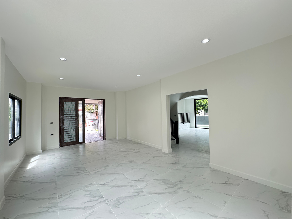 Newly renovated house Mini-mall style, ready to move in at  Loading...