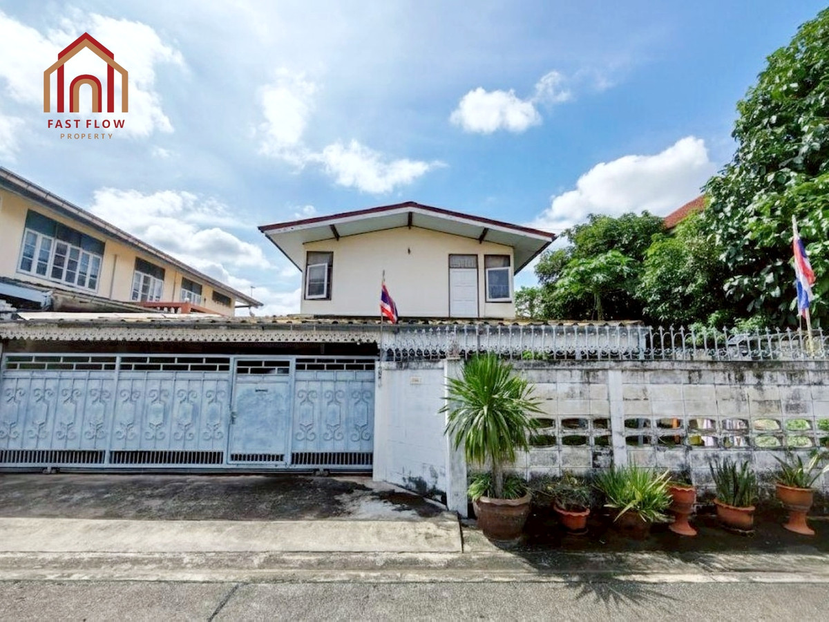 For SaleHouseKaset Nawamin,Ladplakao : Two-story detached house for sale in Nakhon Luang Niwet Village, Soi Lat Pla Khao 4, Senanikom Road 1. Good location near Satriwitthaya 2 School, Kaset Nawamin Road, Prasert Manukit IM.