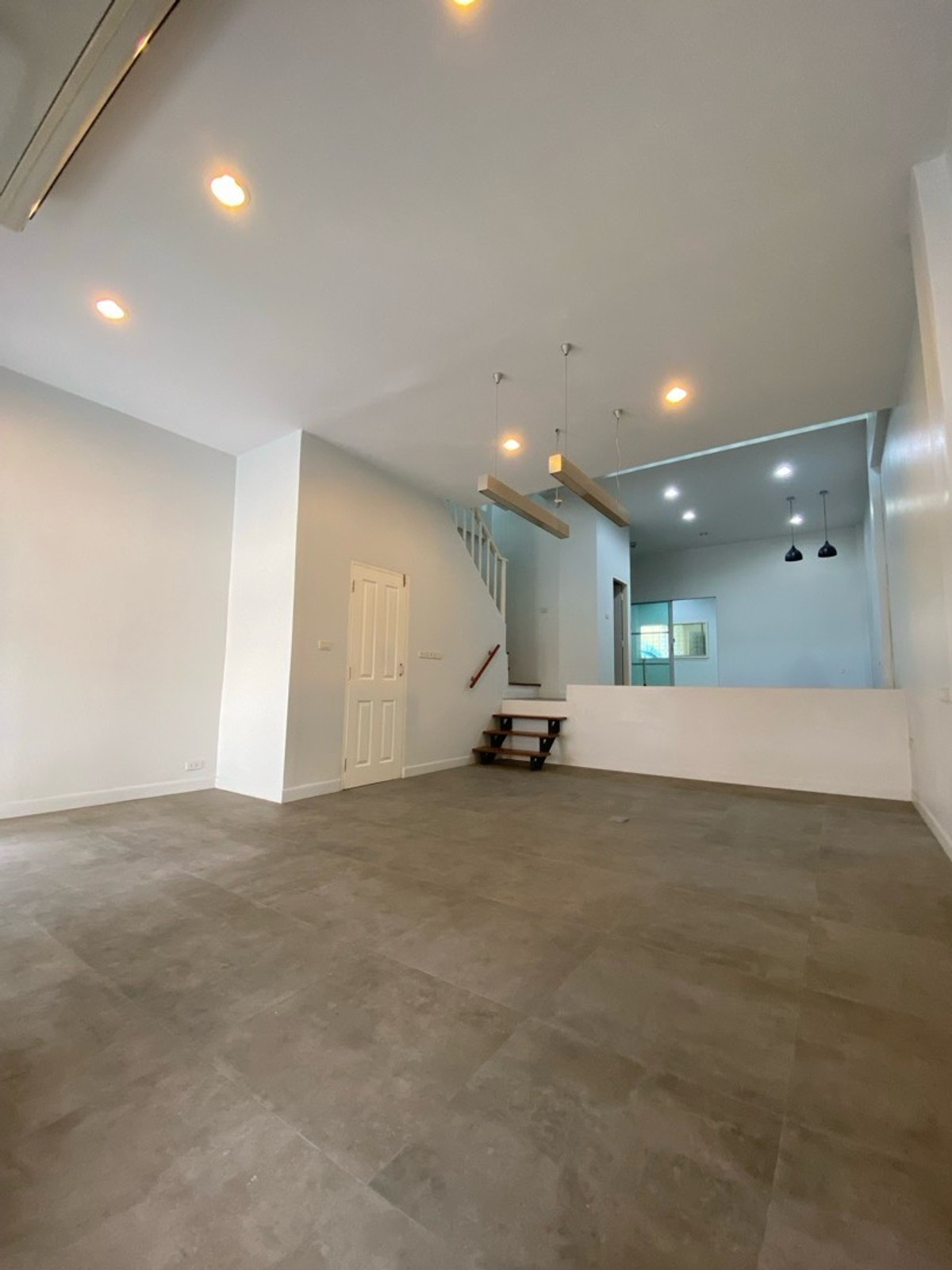 ขายทาวน์โฮมรัชดา ห้วยขวาง : ขายด่วน! Luxury Town Home3ชั้น แยกรัชดา ลาดพร้าว ใกล้สถานีรถไฟฟ้า เดินทางสะดวก 3นอน,4น้ำ ขาย10.9ลบ./ต่อรองได้