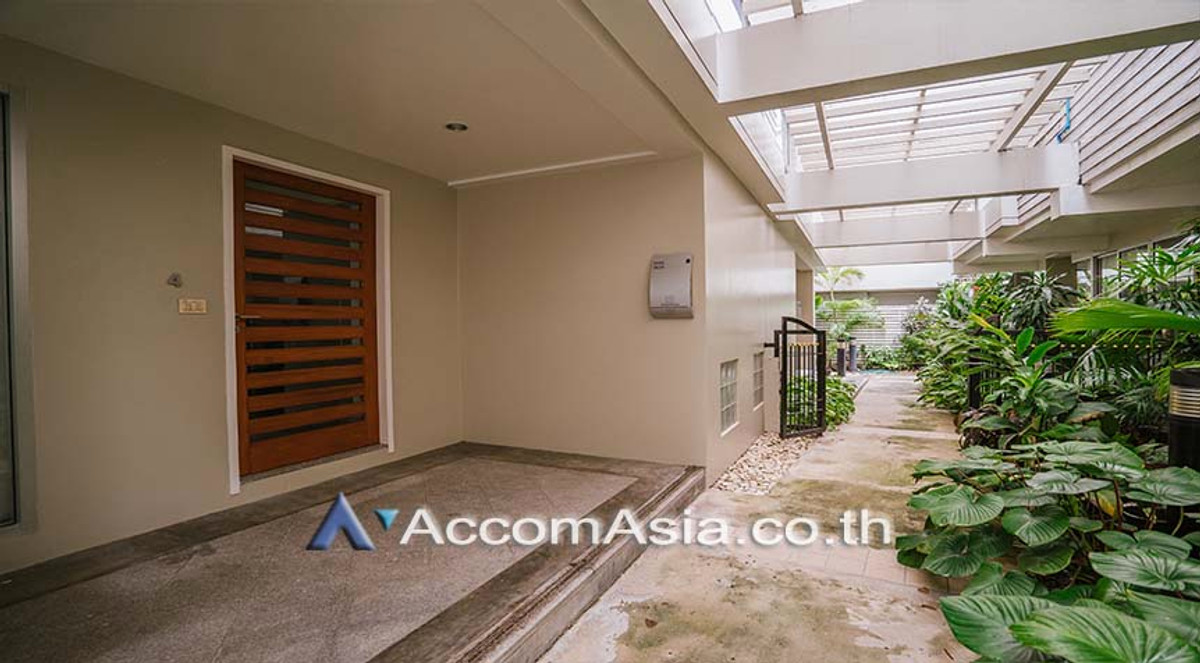 ðžAccomAð― Pet friendly 4 Bedrooms House for Rent in Sukhumvit, Bangkok near BTS Phrom Phong at House suite for family (AA24412) Loading...