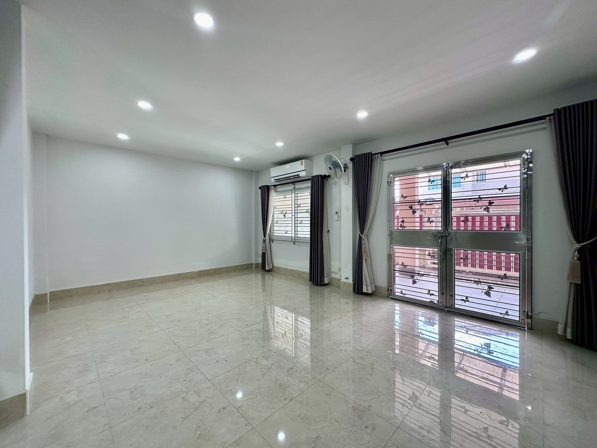 Beautiful house ready to be in the heart of Tha Maka, close to the municipality and only 5 km from the M81 motorway. Warm society, good weather, quiet, suitable for relaxation. Loading...