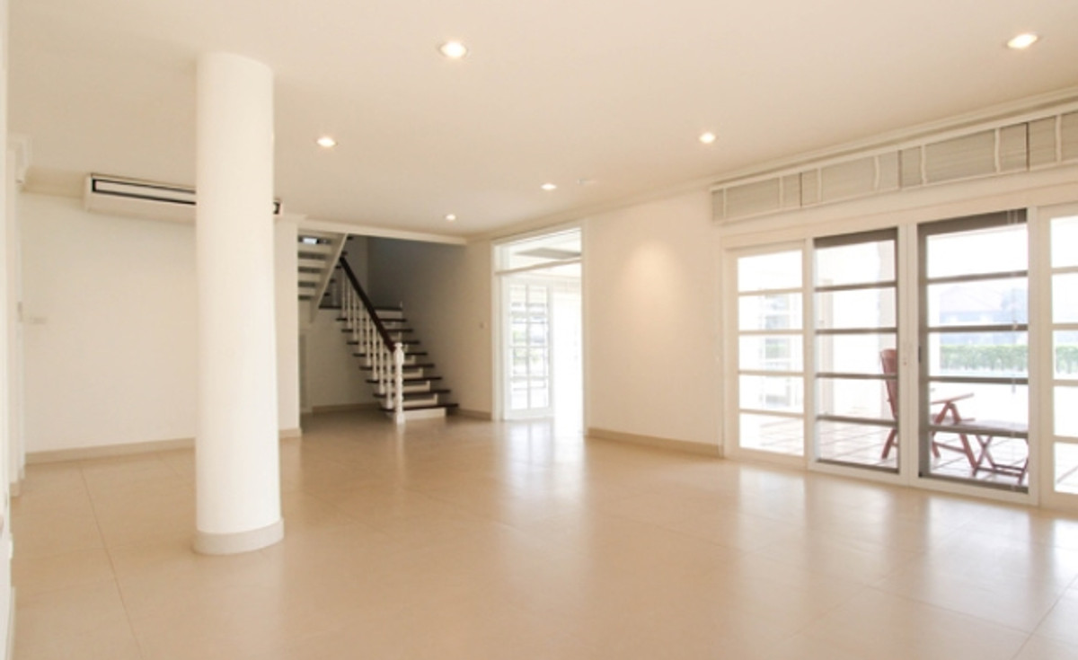 For RentHouseSamut Prakan,Samrong : 🔥HOT DEAL - Lakeside Villa 1 House for Rent