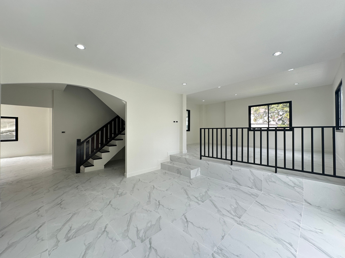 Newly renovated house Mini-mall style, ready to move in at  Loading...