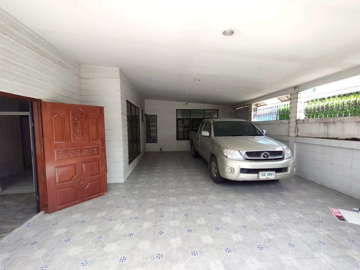 💛💙❤️ Land for sale with one-story house, Soi Nakniwat 17, Lat Phrao 71 Loading...