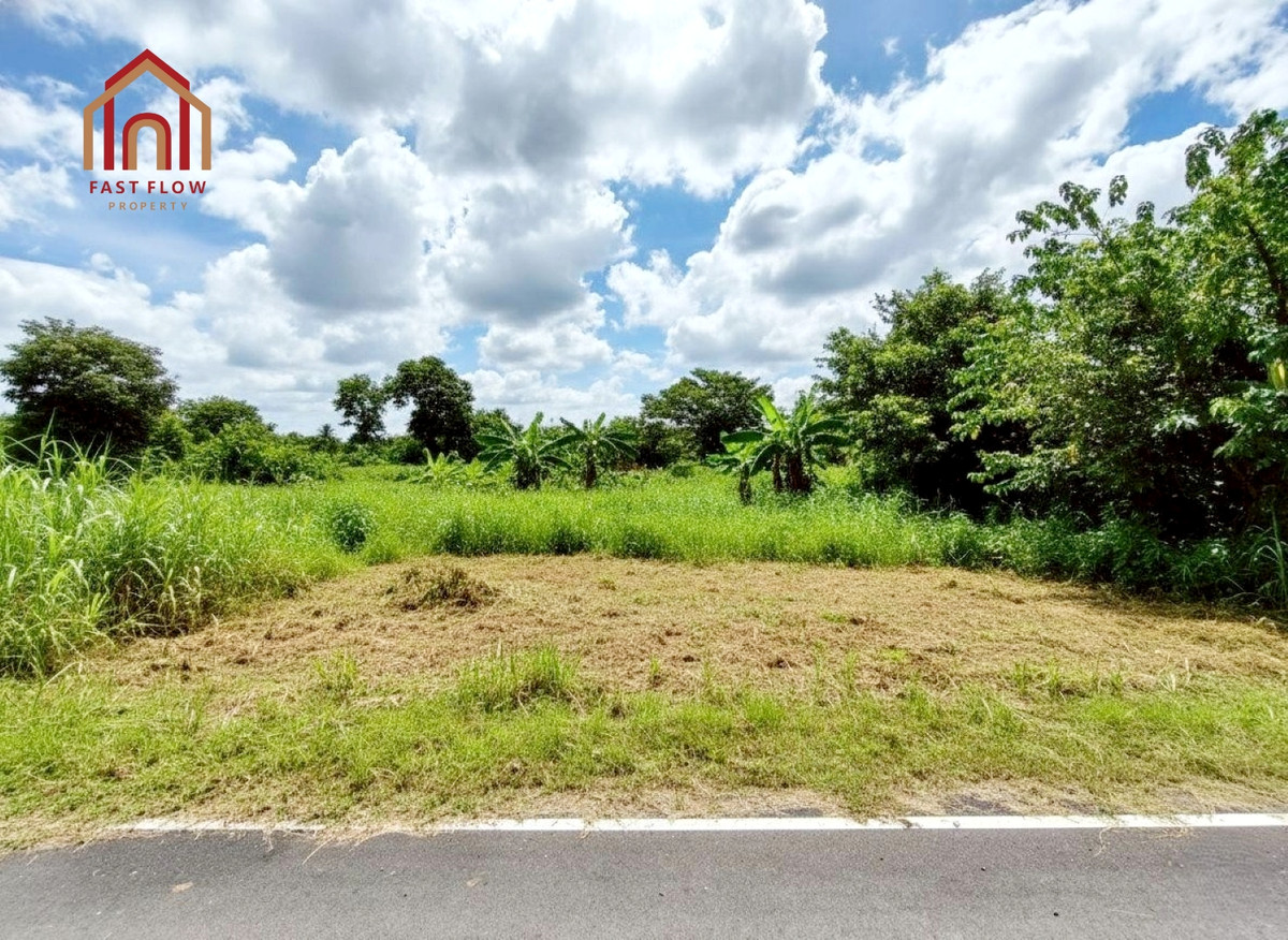 Land for rent, 100 square wah, on Tiwanon Road, Soi Ruamsuk 8/1, with approximately 16 meters of frontage. Near the Sri Saman Expressway and Khlong Prapa Road, Ban Mai, Mueang Pathum Thani District. Loading...