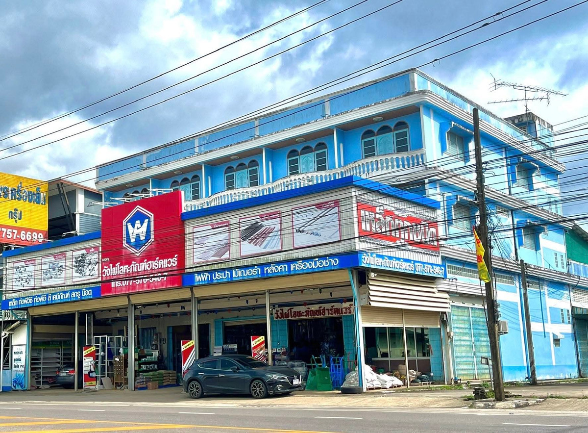 For SaleShop HouseChumphon : Commercial building, 3 and a half floors, 5 units, next to a 4-lane road, the main road into Chumphon city, Mueang Chumphon District, suitable for opening as an office. Office/Clinic/Sell/Rent