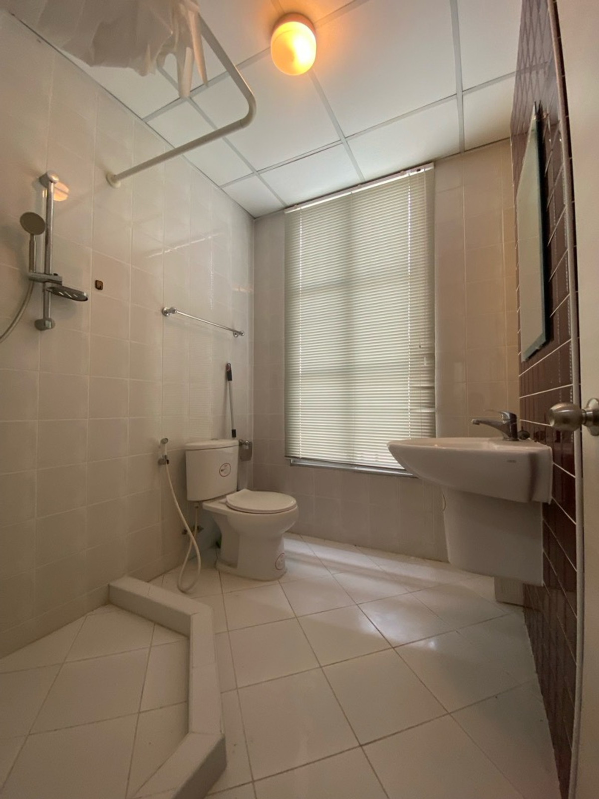 ขายทาวน์โฮมรัชดา ห้วยขวาง : ขายด่วน! Luxury Town Home3ชั้น แยกรัชดา ลาดพร้าว ใกล้สถานีรถไฟฟ้า เดินทางสะดวก 3นอน,4น้ำ ขาย10.9ลบ./ต่อรองได้