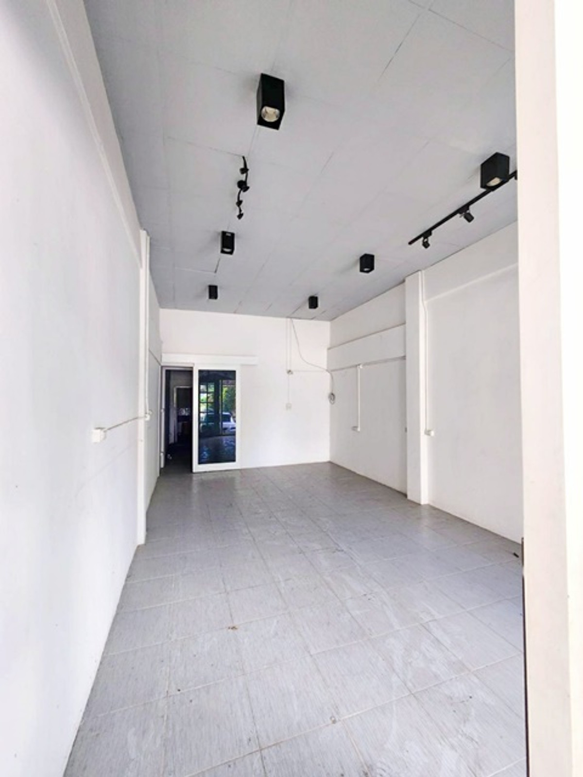 แฟชั่นไอส์ 2.6 กม. รามอินทรา109 ให้เช่าตึกพาณิชย์ 3.5 ชั้น พระยาสุเรนทร์ 23 ตรว. 318 ตรม. โลตัส 7-Eleven 11,999 บาทต่อเดือน Loading...