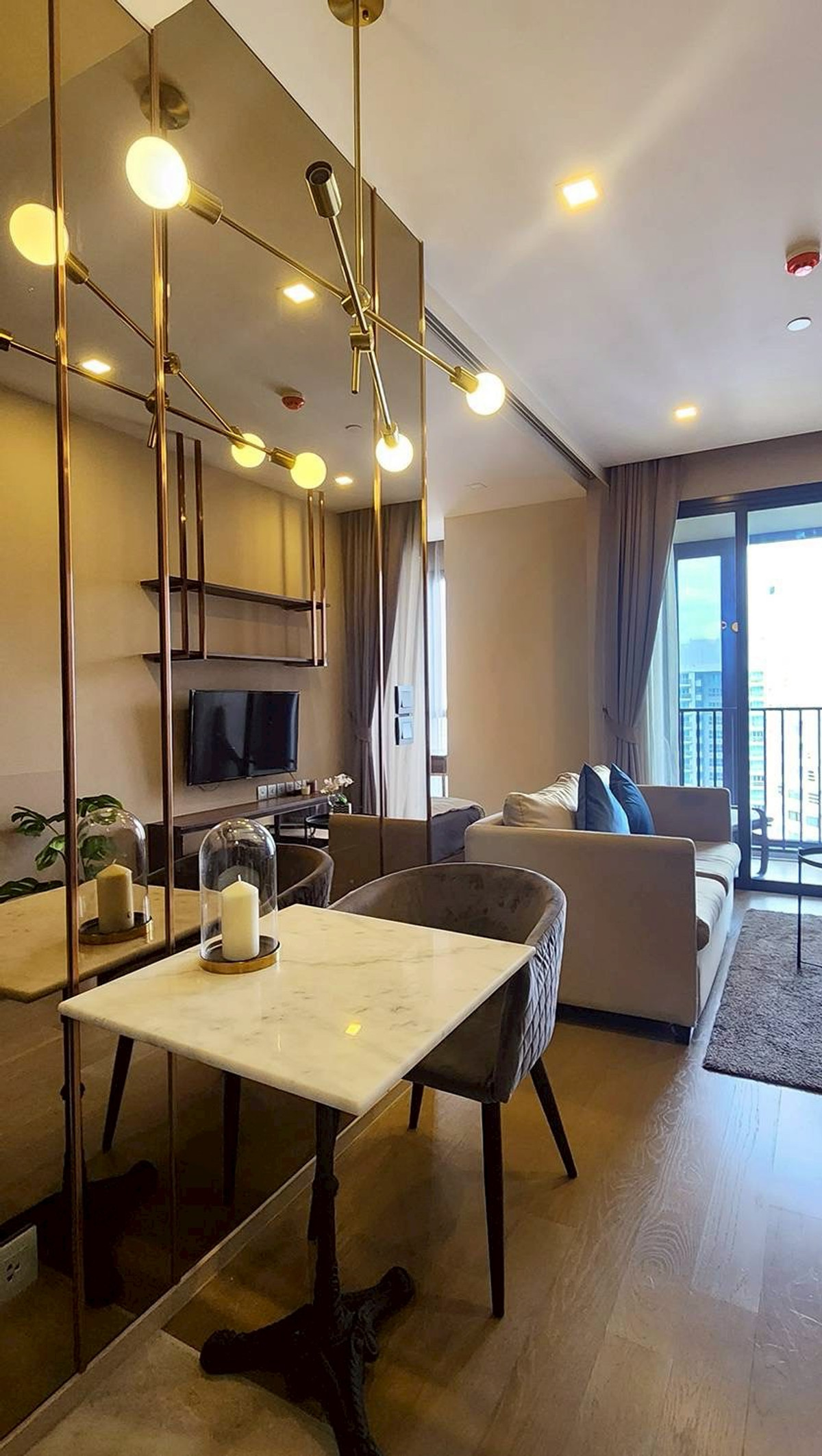 ให้เช่าคอนโดพระราม 9 เพชรบุรีตัดใหม่ RCA : 🏡 Ashton Asoke – Rama 9 | คอนโดแต่งครบ ใกล้ MRT พระราม 9 ห้องโปร่ง เหมาะกับการพักผ่อนหลังเลิกงาน 🌿  📍 เดินเพียงไม่กี่นาทีถึง MRT พระราม 9 / Airport Link มักกะสัน