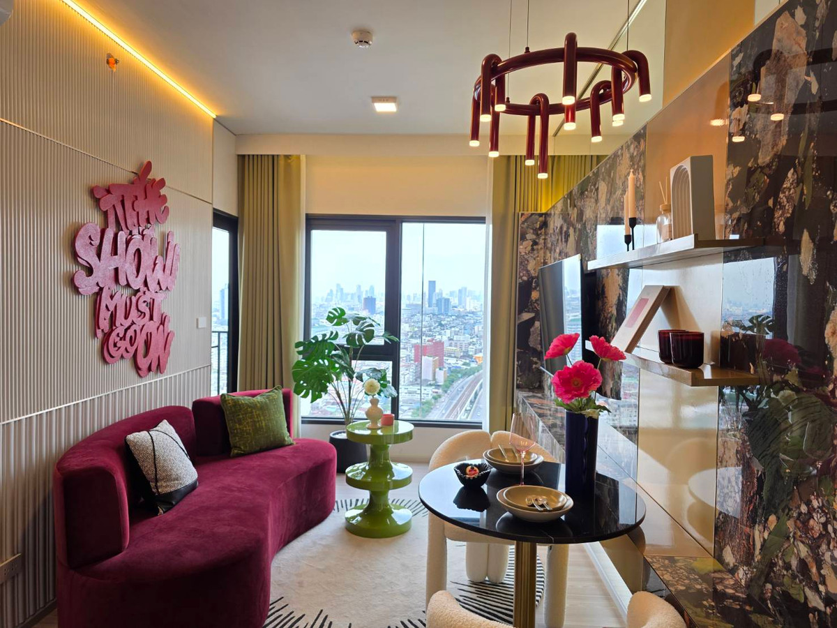 For SaleCondoWongwianyai, Charoennakor : Selling down payment, room 1beb, east side, can see fireworks, price negotiable.