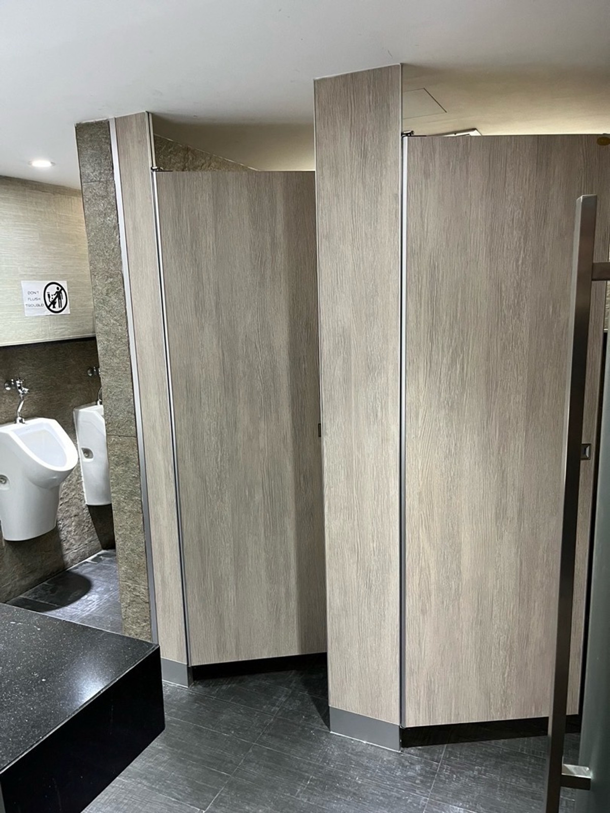 For RentRetail SpaceSukhumvit, Asoke, Thonglor : For rent, clinic space 320 square meters, high floor, parking, next to BTS Asoke and MRT Sukhumvit, very easy to travel.