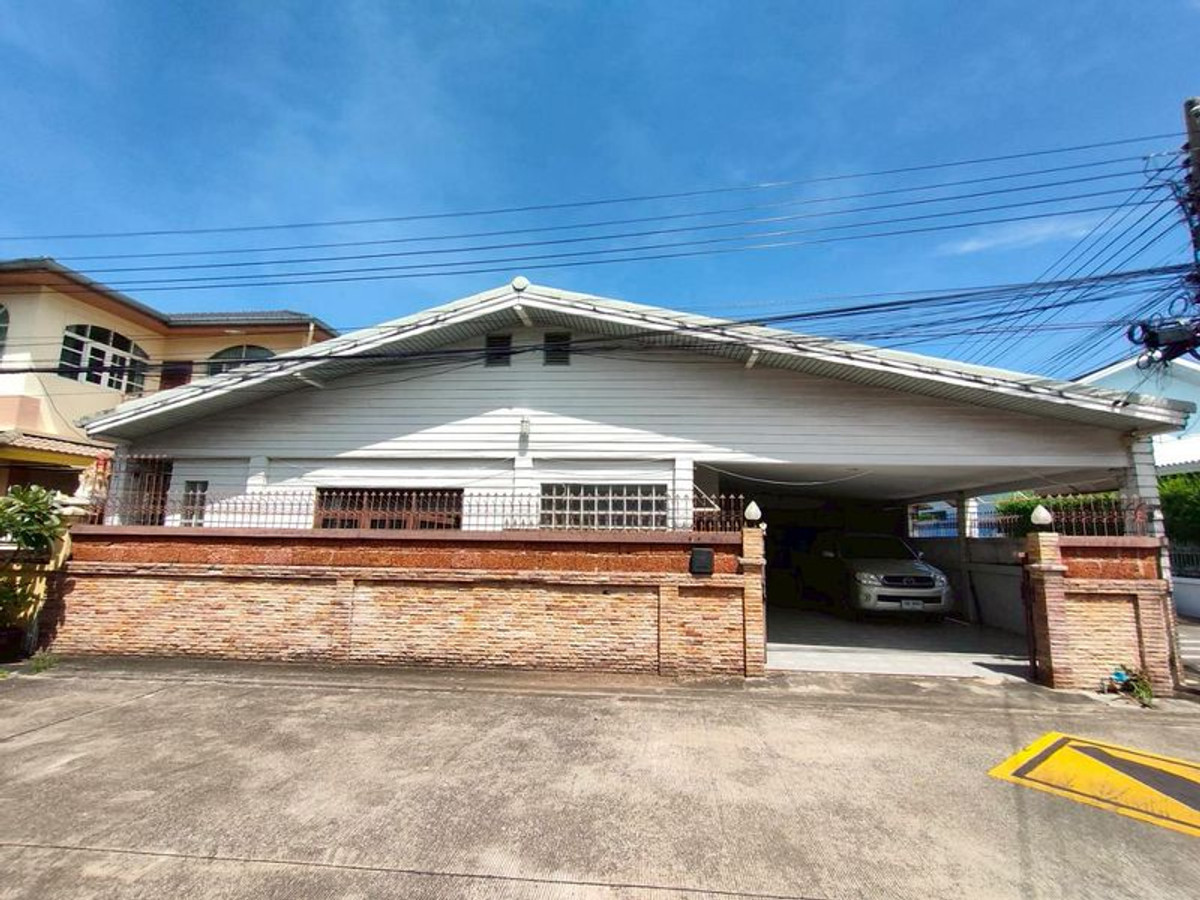 💛💙❤️ Land for sale with one-story house, Soi Nakniwat 17, Lat Phrao 71 Loading...