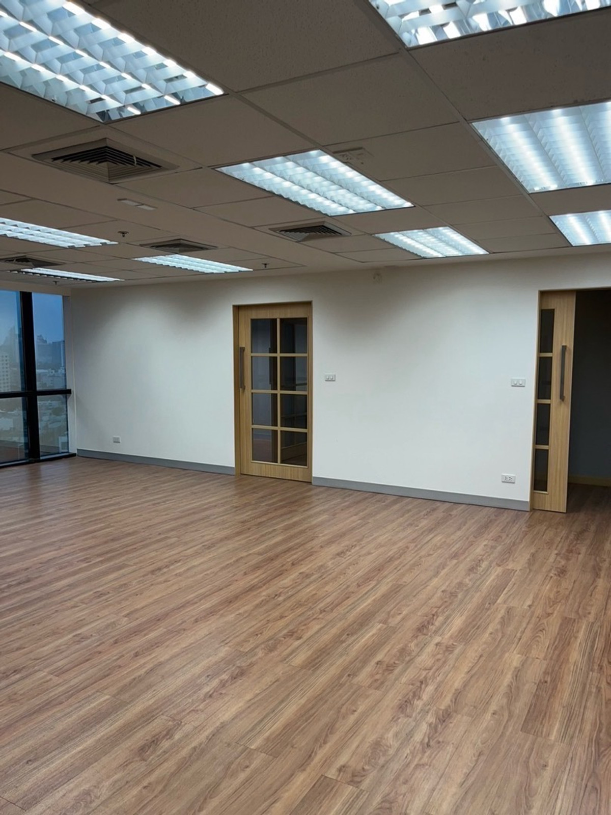 For RentRetail SpaceSukhumvit, Asoke, Thonglor : For rent, clinic space 320 square meters, high floor, parking, next to BTS Asoke and MRT Sukhumvit, very easy to travel.