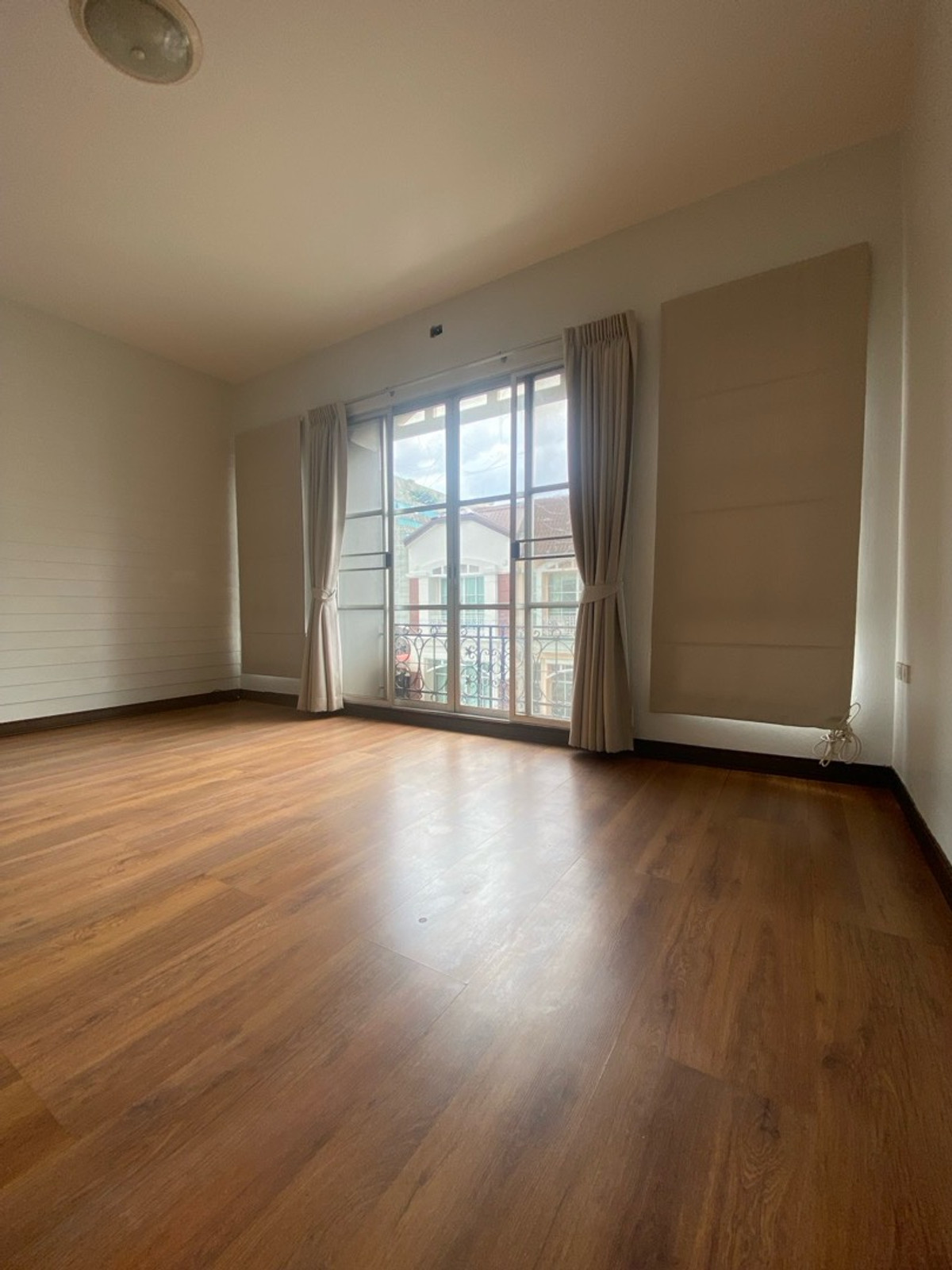 ขายทาวน์โฮมรัชดา ห้วยขวาง : ขายด่วน! Luxury Town Home3ชั้น แยกรัชดา ลาดพร้าว ใกล้สถานีรถไฟฟ้า เดินทางสะดวก 3นอน,4น้ำ ขาย10.9ลบ./ต่อรองได้