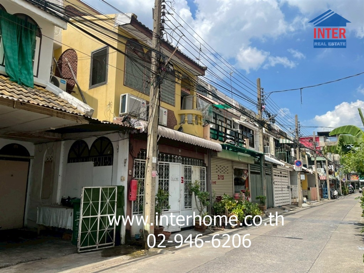 For SaleTownhomeRatchadapisek, Huaikwang, Suttisan : Townhouse, 2 floors, 17.4 sq m. Townhouse, Soi Pracharat Bamphen 8. Near the Huai Khwang District Office Pracharat Bamphen Road, Huai Khwang District, Bangkok