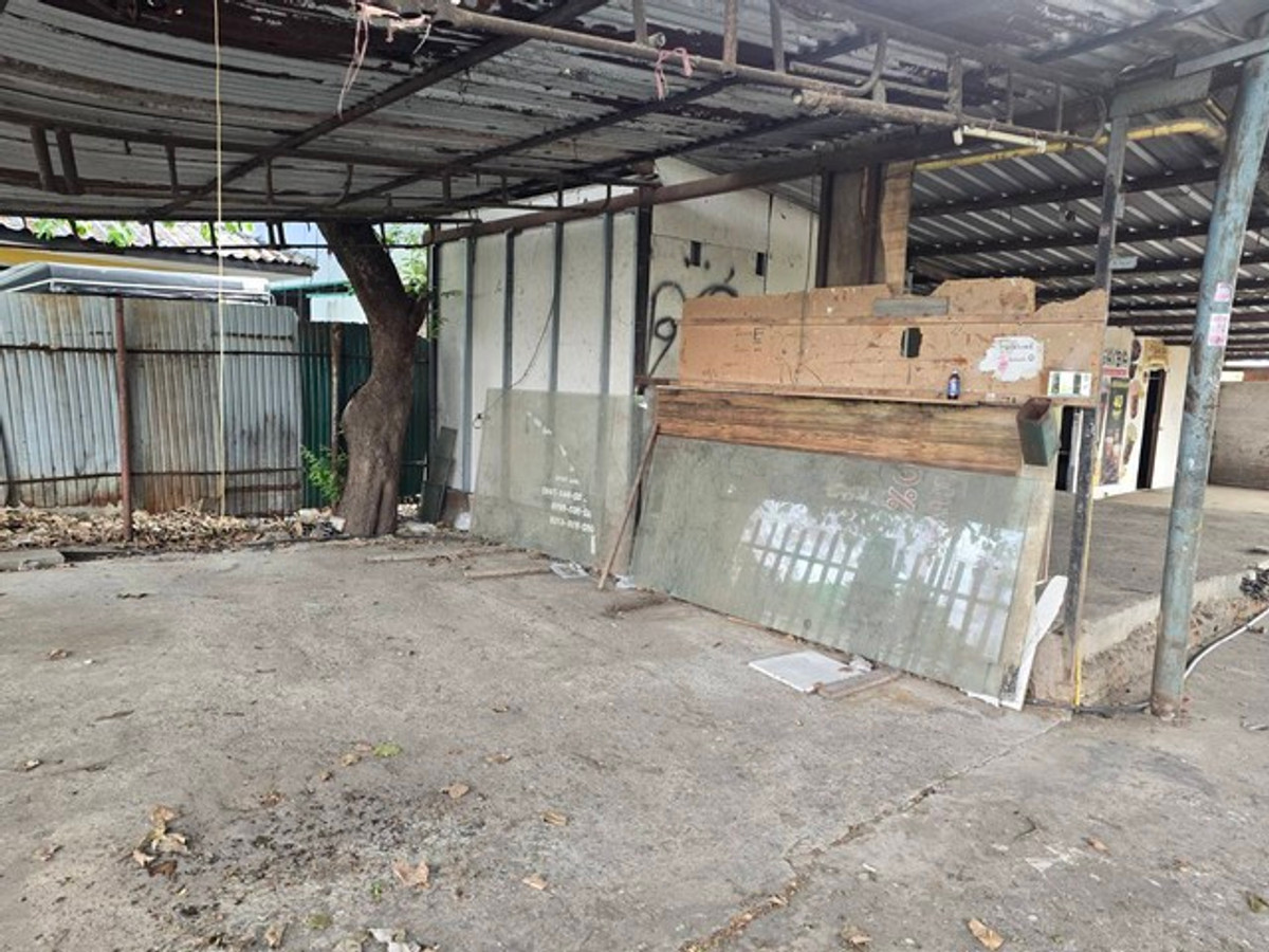 For rent or sale Empty land with + warehouse In Soi Pracha Ruamjai 67 Loading...