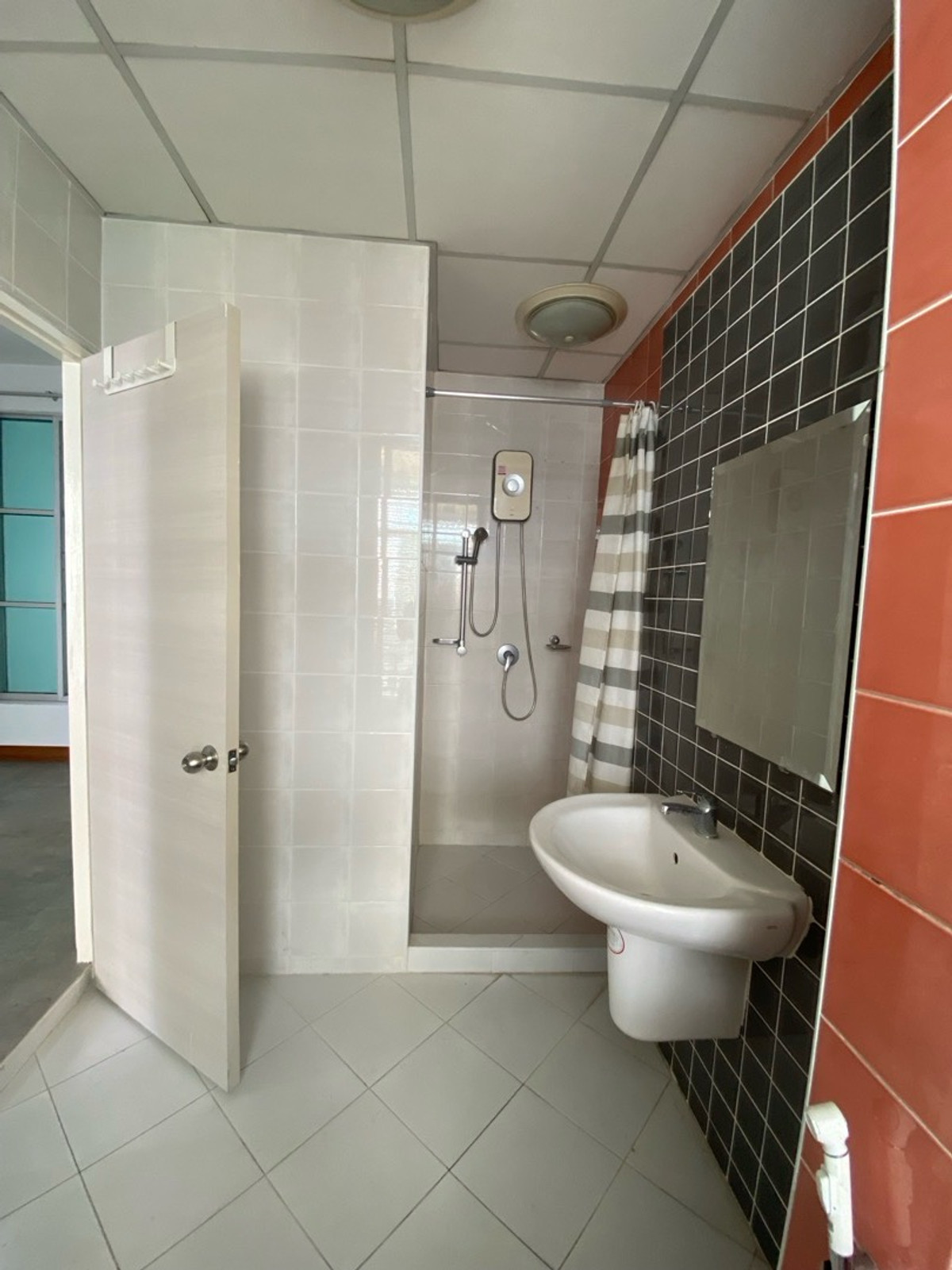 ขายทาวน์โฮมรัชดา ห้วยขวาง : ขายด่วน! Luxury Town Home3ชั้น แยกรัชดา ลาดพร้าว ใกล้สถานีรถไฟฟ้า เดินทางสะดวก 3นอน,4น้ำ ขาย10.9ลบ./ต่อรองได้