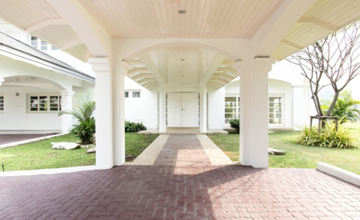 For RentHouseSamut Prakan,Samrong : 🔥HOT DEAL - Lakeside Villa 1 House for Rent