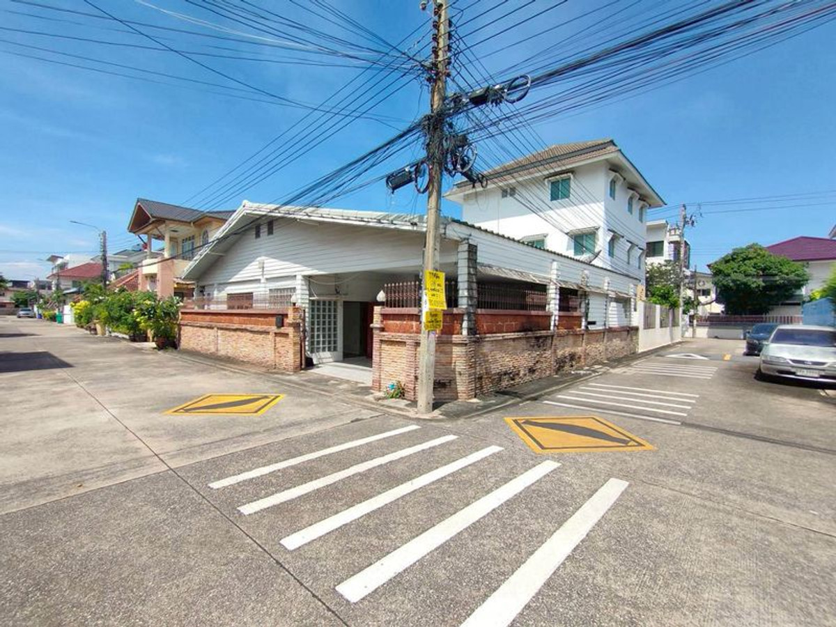 For SaleLandChokchai 4, Ladprao 71, Ladprao 48, : 💛💙❤️ Land for sale with one-story house, Soi Nakniwat 17, Lat Phrao 71