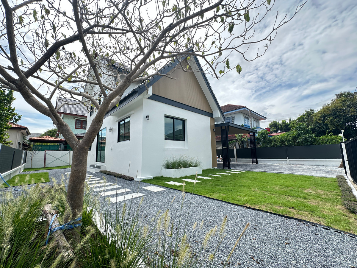 Newly renovated house Mini-mall style, ready to move in at  Loading...