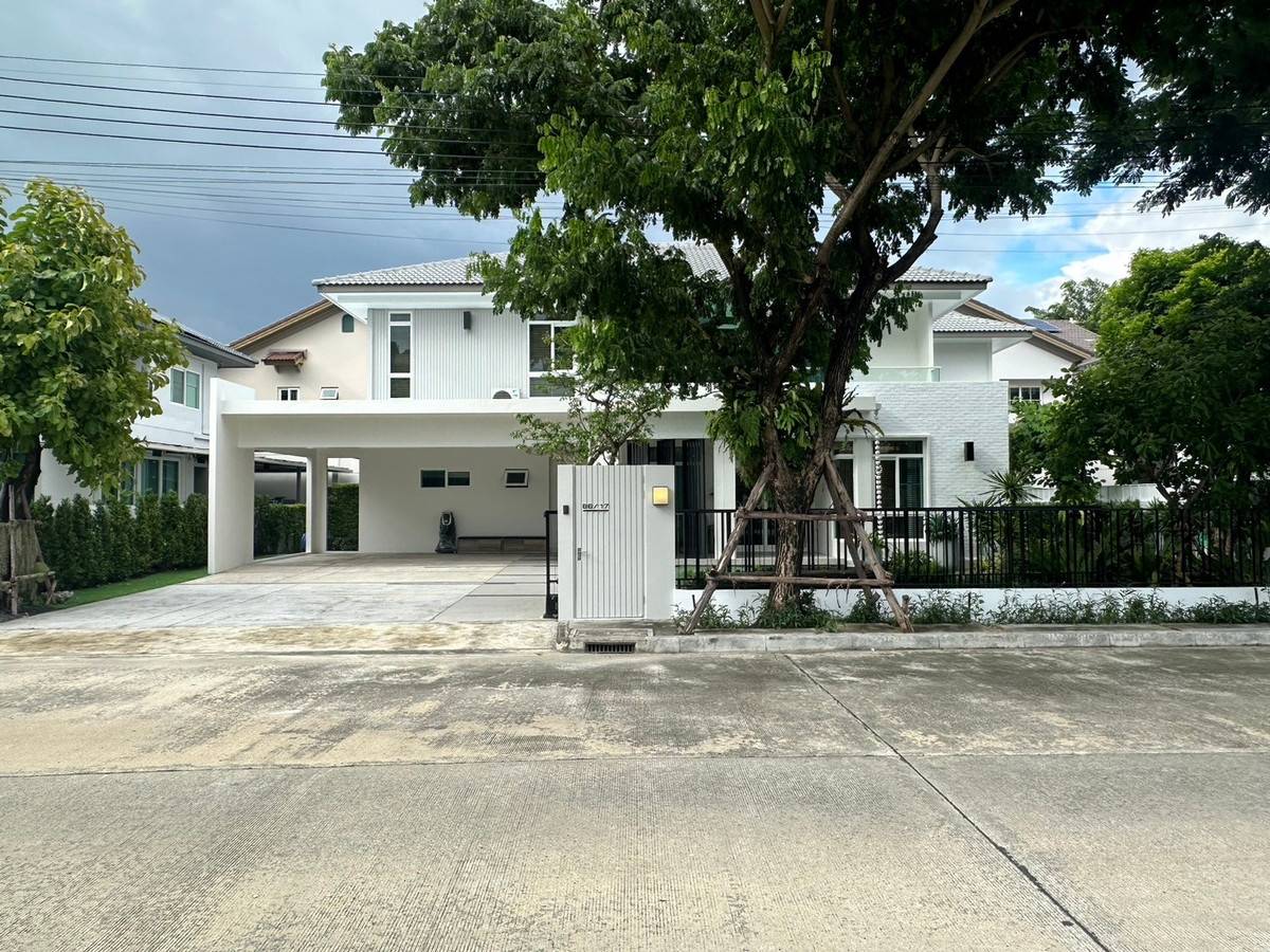 For RentHouseBangna, Bearing, Lasalle : 𝐅𝐨𝐫 𝐑𝐞𝐧𝐭: 𝐒𝐢𝐧𝐠𝐥𝐞 𝐇𝐨𝐮𝐬𝐞 𝐌𝐚𝐧𝐭𝐡𝐚𝐧𝐚𝟐 𝐁𝐚𝐧𝐠𝐧𝐚–𝐊𝐌.𝟕 Exclusive lakefront house — prime location near clubhouse and garden, beautifully furnished and ready to move in.