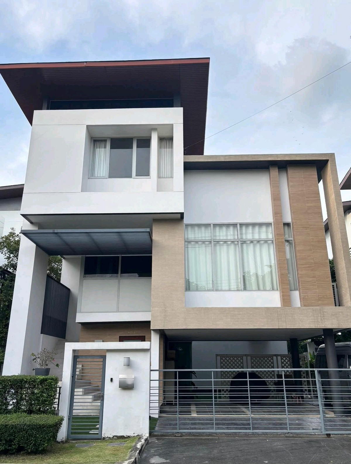 For RentHousePattanakan, Srinakarin : For sale/rent single house, Nirvana Beyond Lite Rama 9 Village.