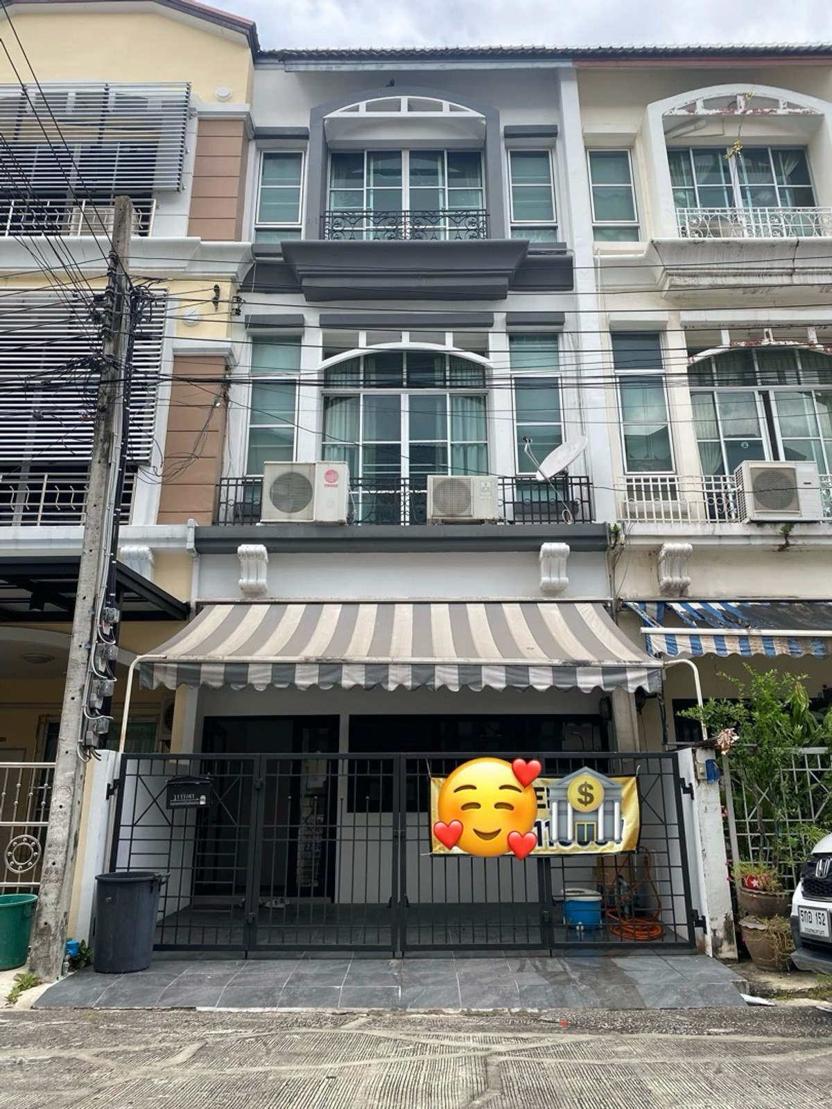 For SaleTownhomeRatchadapisek, Huaikwang, Suttisan : Urgent sale! Luxury Town Home, 3 floors, Ratchada-Lat Phrao intersection, near the BTS station, convenient travel, 3 bedrooms, 4 bathrooms, selling for 10.9 million baht/negotiable.