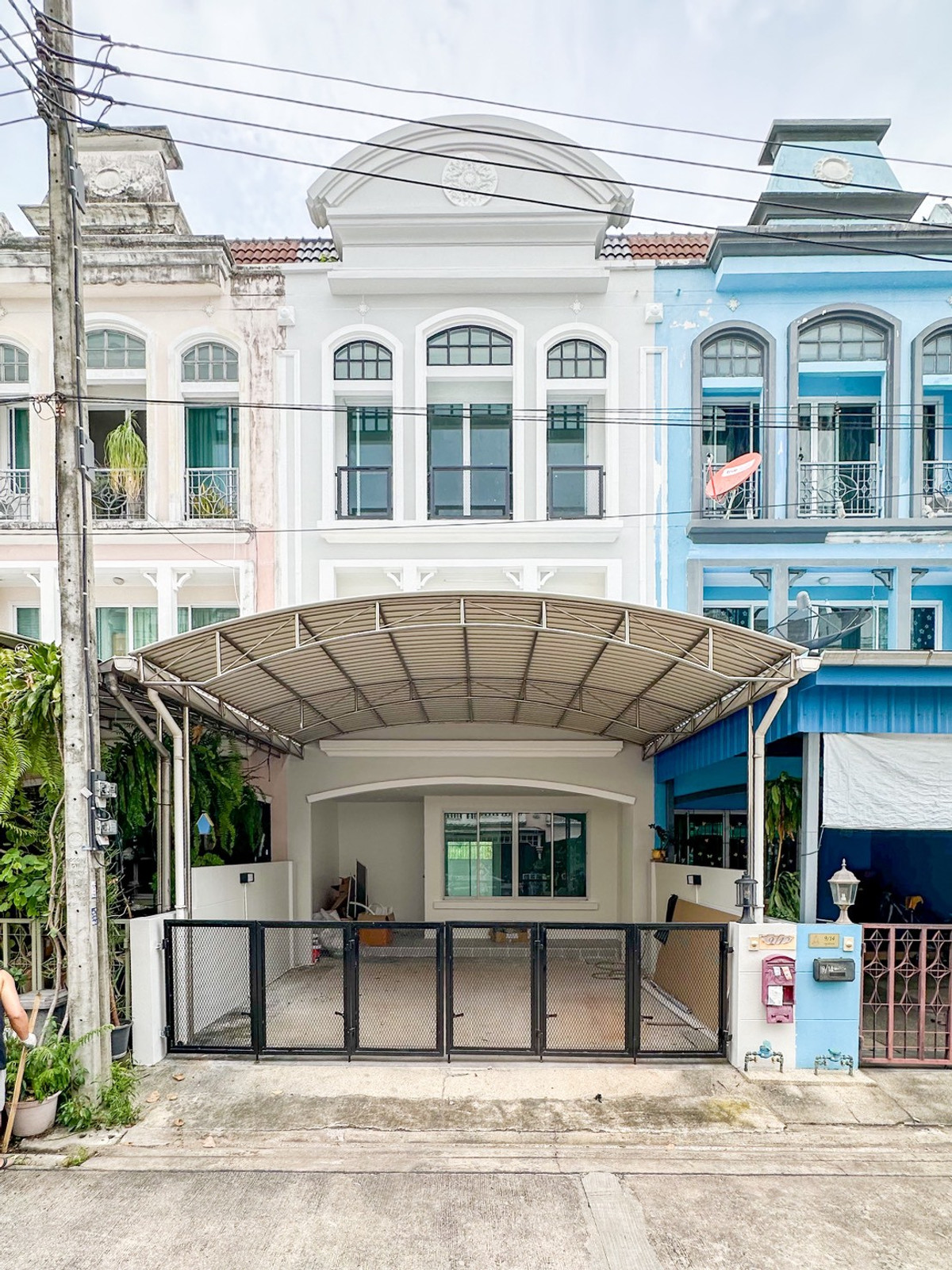 ขายทาวน์โฮมพัฒนาการ ศรีนครินทร์ : ขาย ทาวน์โฮม 3 ชั้น หมู่บ้าน เดอ สยาม สวนหลวง ร.9 ขนาด 26 ตร.วา หน้ากว้าง 5.5 เมตร จอดรถได้ 2 คันสบายๆ
