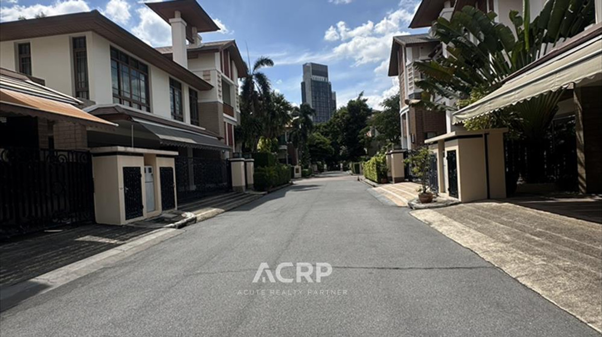 For Rent – Luxury Single House in Sukhumvit, Phakanong | 4 Bedrooms, Near BTS Phakanong Loading...