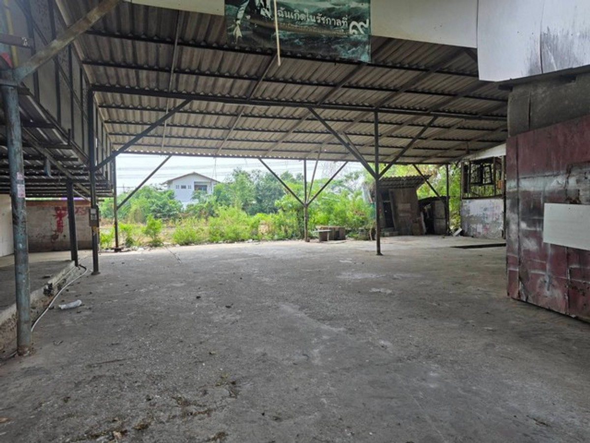 For rent or sale Empty land with + warehouse In Soi Pracha Ruamjai 67 Loading...