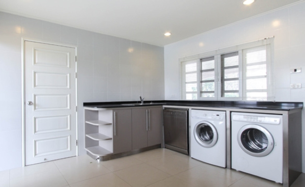 For RentHouseSamut Prakan,Samrong : 🔥HOT DEAL - Lakeside Villa 1 House for Rent