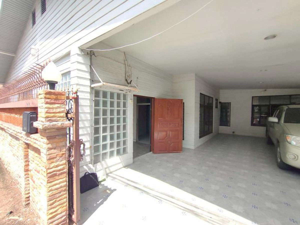 💛💙❤️ Land for sale with one-story house, Soi Nakniwat 17, Lat Phrao 71 Loading...
