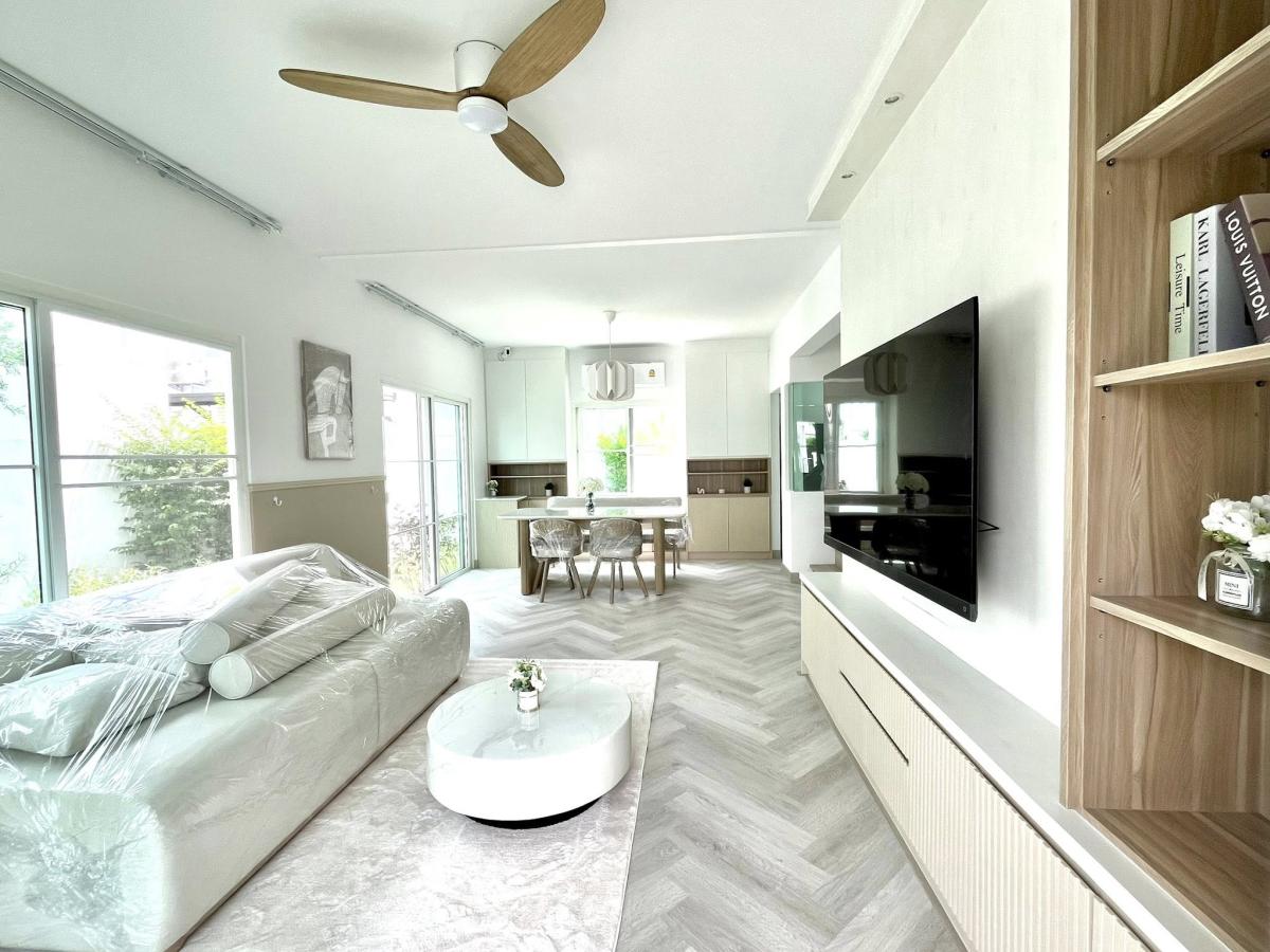UV01870 - Villaggio 2 Srinakarin - Bangna :  วิลลาจจิโอ 2 ศรีนครินทร์ - บางนา - Mega Bangna / Ratwinit Bangkaeo School / Suvarnabhumi Airport / Burapha Withi Expressway / Thainakarin Hospital / Central Bangna Loading...