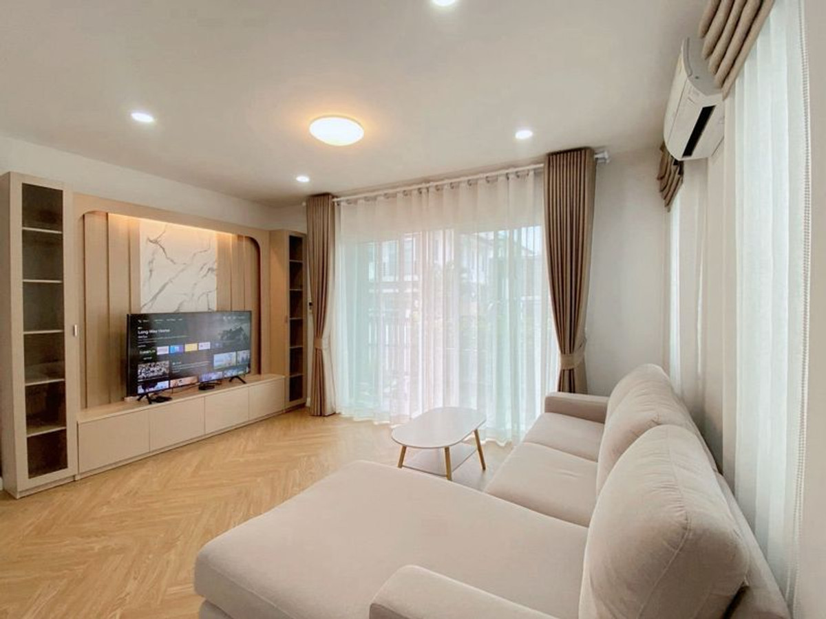 ปล่อยเช่าบ้านเดี่ยว 2 ชั้น ตกแต่งครบ พร้อมเข้าอยู่ หมู่บ้าน Lake Valley Bowin ศรีราชา  Loading...