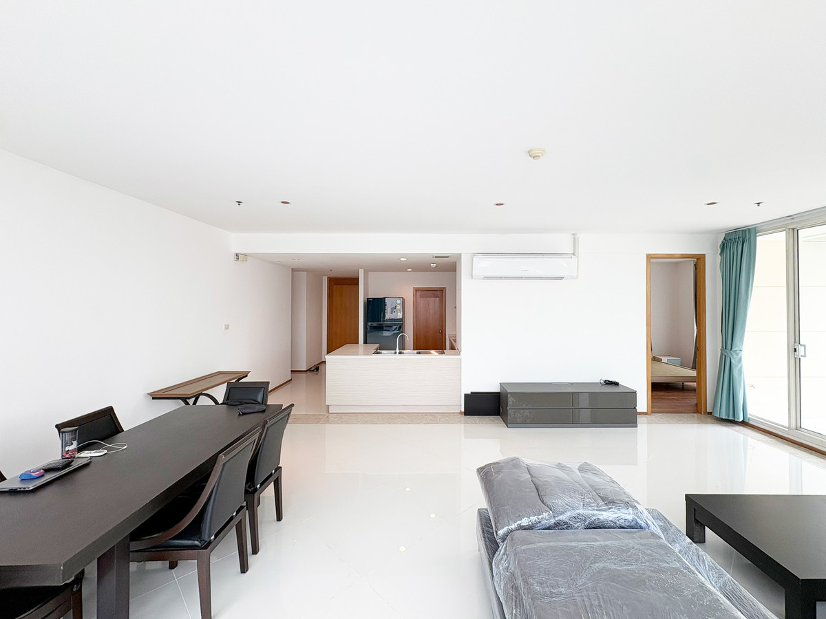 ขายคอนโดสาทร นราธิวาส : 💦✨ เพนท์เฮาส์พร้อมสระว่ายน้ำส่วนตัว – มีเพียง 4 ห้องเท่านั้นในทั้งโครงการ! ✨💦