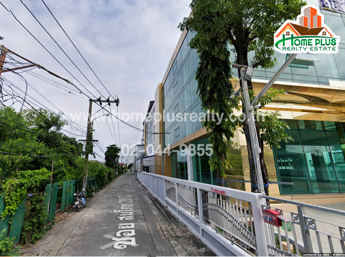 Land with a 2-story detached house. Soi Ramintra 115/1 Good location next to the road next to the Pink Line MRT. Loading...