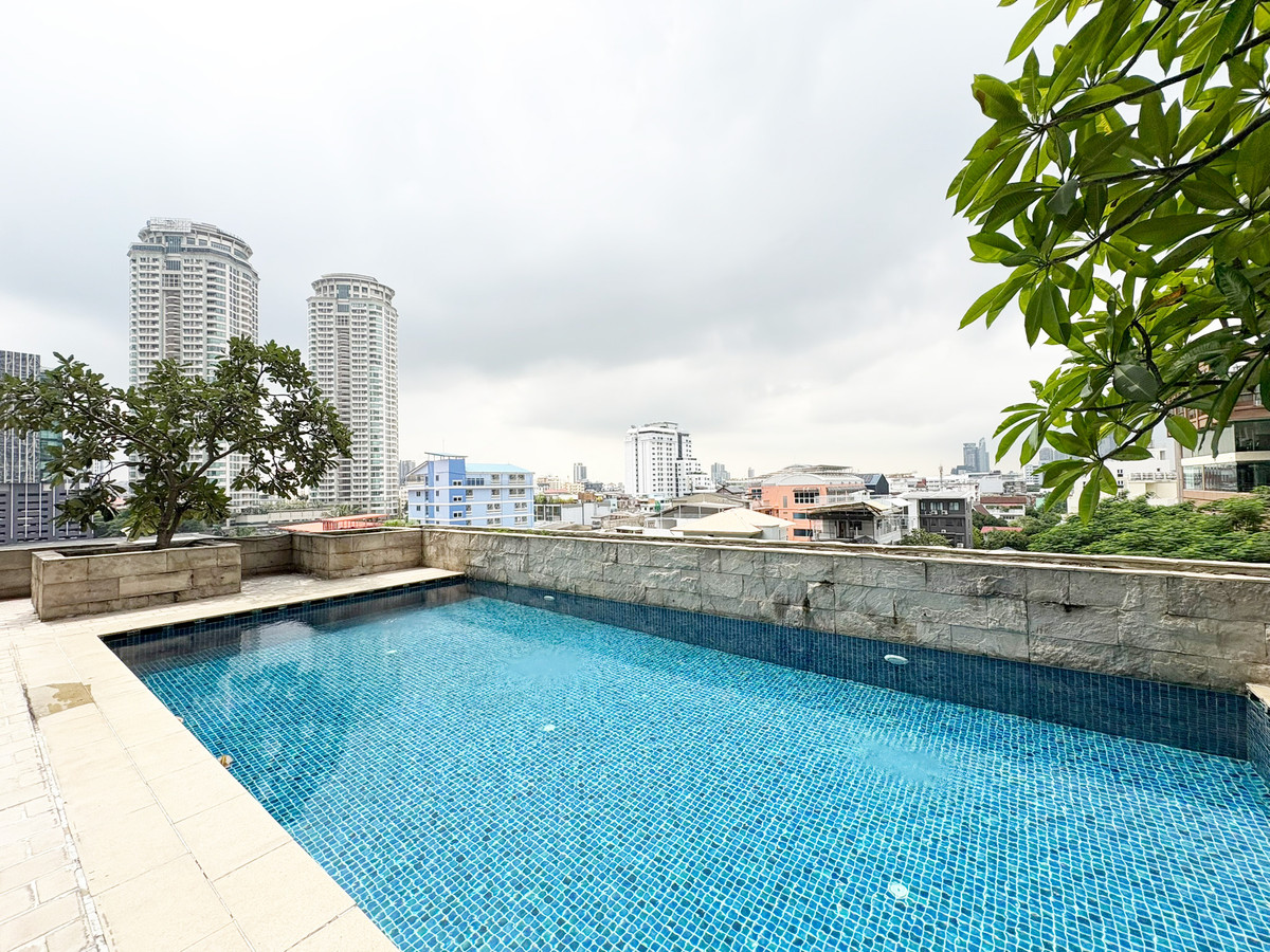 ขายคอนโดสาทร นราธิวาส : 💦✨ เพนท์เฮาส์พร้อมสระว่ายน้ำส่วนตัว – มีเพียง 4 ห้องเท่านั้นในทั้งโครงการ! ✨💦