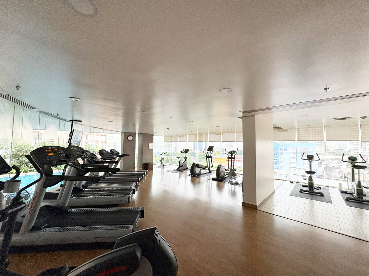 ขายคอนโดสาทร นราธิวาส : 💦✨ เพนท์เฮาส์พร้อมสระว่ายน้ำส่วนตัว – มีเพียง 4 ห้องเท่านั้นในทั้งโครงการ! ✨💦