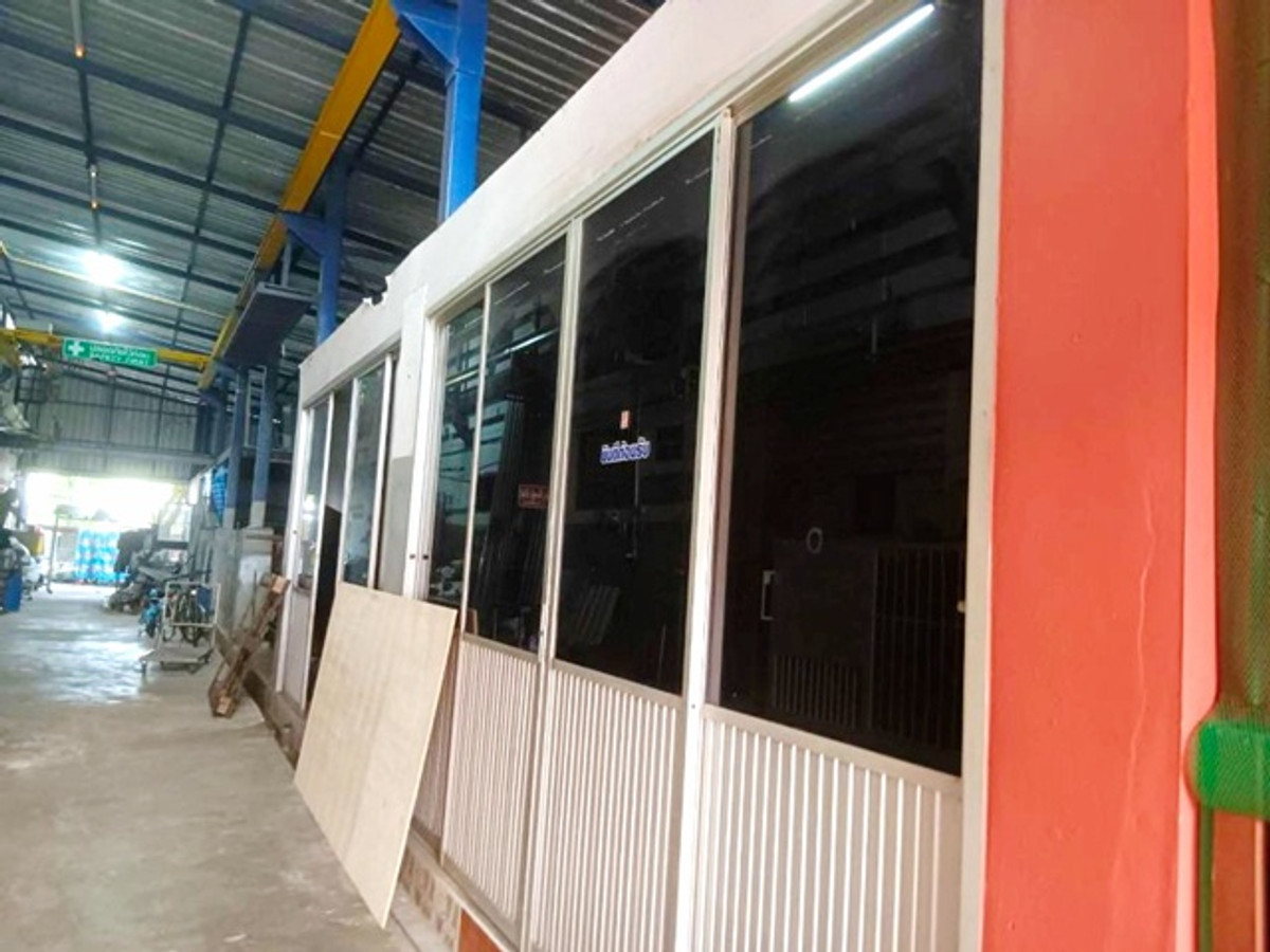 นิคมอุตสาหกรรมบางปู 1.7กม.เทศบาลบางปู87-95 ตำหรุ-บางพลี ขาย-เช่าตึกแถว 3.5 ชั้น 3 คูหา 860 ตร.ม.140 ตร.วา.สภาพสวยงาม มีถนนกลางระหว่างคูหา Loading...