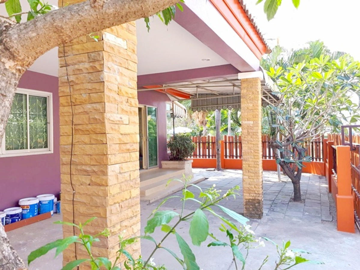 Robinson Chachoengsao 4.9 km. Single-storey house for rent newly renovated 52sq.wa. 202sq.m. ToyotaB Loading...