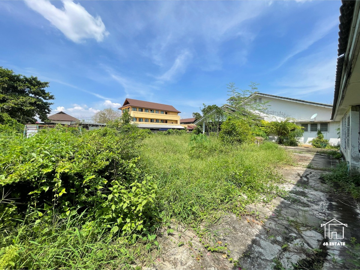 For rent (long term) next to the lake **Sammakorn Ramkhamhaeng 112** BTS Sammakorn Station at the entrance of the alley (68506) Loading...