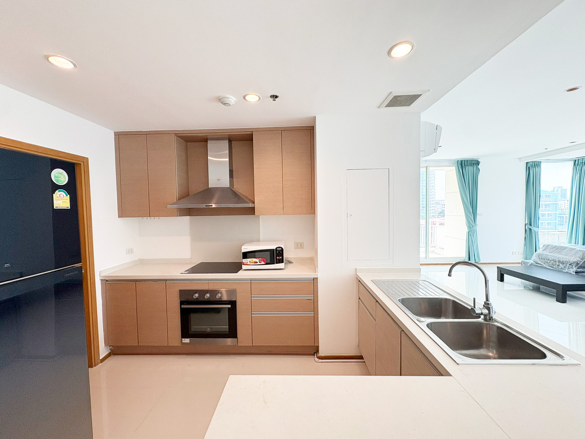 ขายคอนโดสาทร นราธิวาส : 💦✨ เพนท์เฮาส์พร้อมสระว่ายน้ำส่วนตัว – มีเพียง 4 ห้องเท่านั้นในทั้งโครงการ! ✨💦