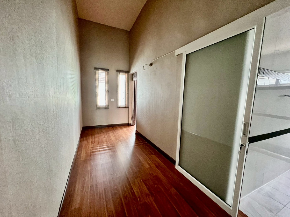 ขายบ้านลาดพร้าว เซ็นทรัลลาดพร้าว : ขายบ้านเดี่ยว 2 ชั้น (หลังมุม) ตกแต่งสไตล์โฮมออฟฟิศ ทำเลศักยภาพ ซอยวิภาวดี 20 แยก 8