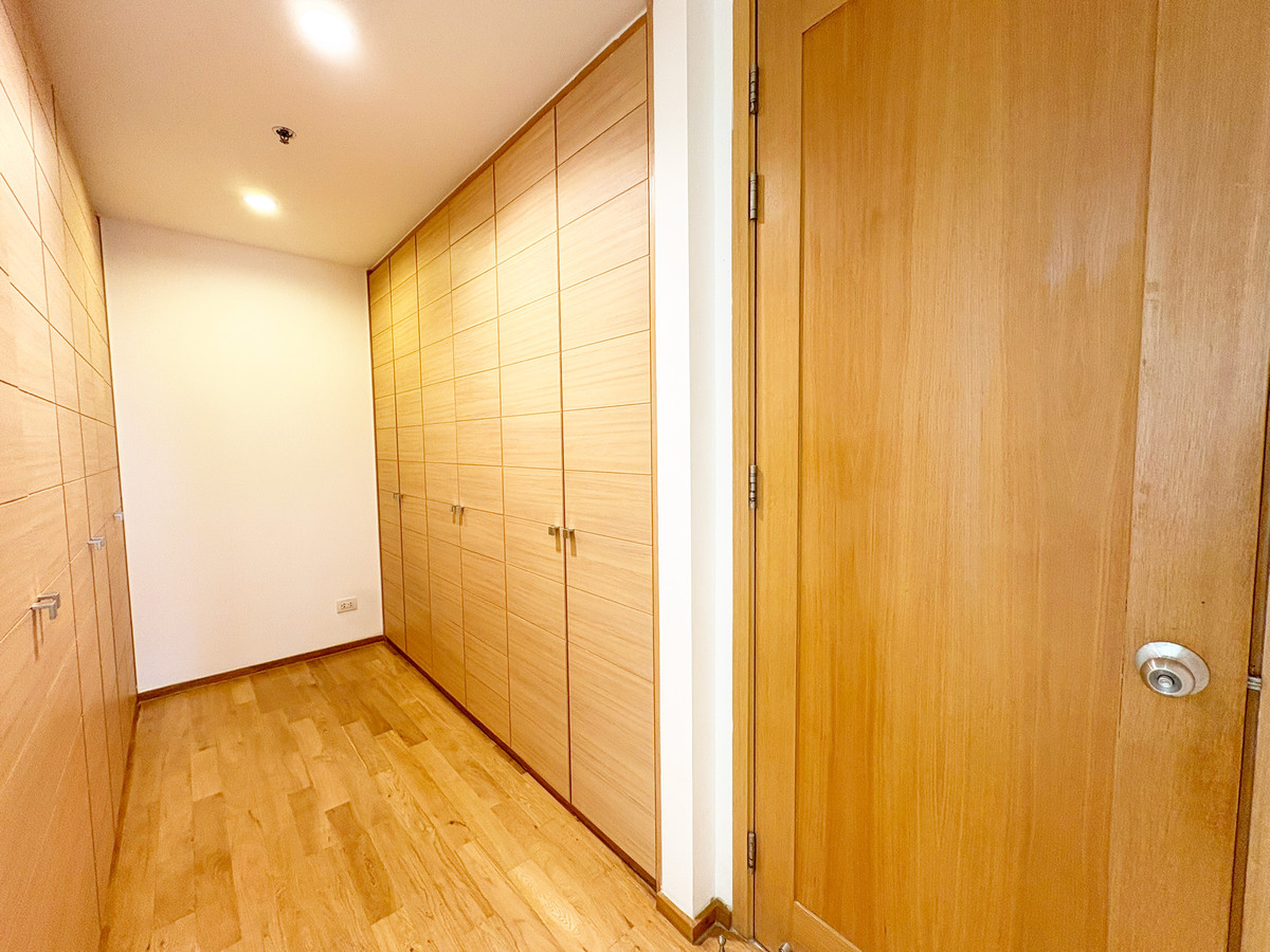 ขายคอนโดสาทร นราธิวาส : 💦✨ เพนท์เฮาส์พร้อมสระว่ายน้ำส่วนตัว – มีเพียง 4 ห้องเท่านั้นในทั้งโครงการ! ✨💦