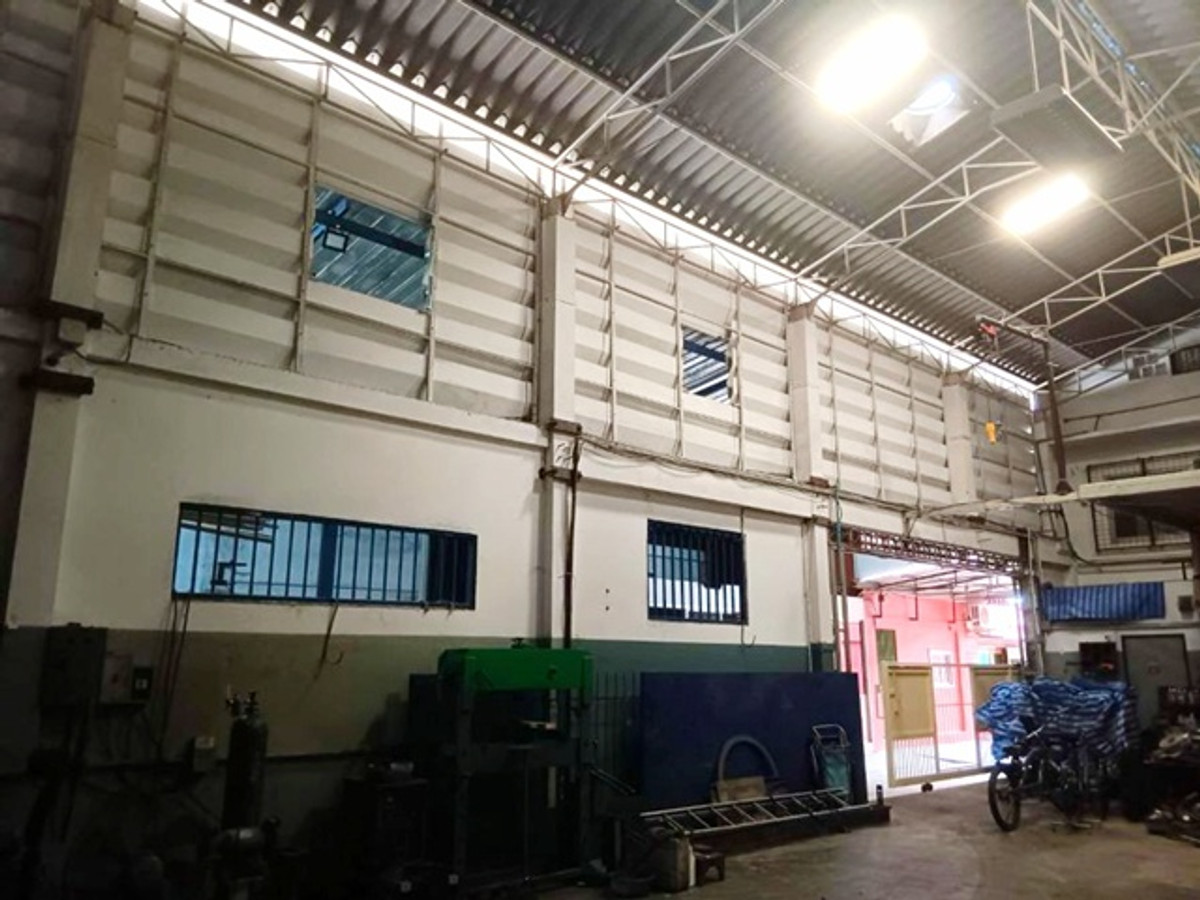 นิคมอุตสาหกรรมบางปู 1.7กม.เทศบาลบางปู87-95 ตำหรุ-บางพลี ขาย-เช่าตึกแถว 3.5 ชั้น 3 คูหา 860 ตร.ม.140 ตร.วา.สภาพสวยงาม มีถนนกลางระหว่างคูหา Loading...