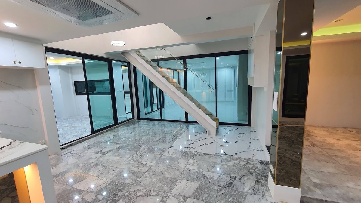 For RentHouseChokchai 4, Ladprao 71, Ladprao 48, : ✨ 👍Available 1 Jan 2026For rent/ sale house in Ladprao Chok chai 4, 5 bedrooms, petfriendly, just renovated.