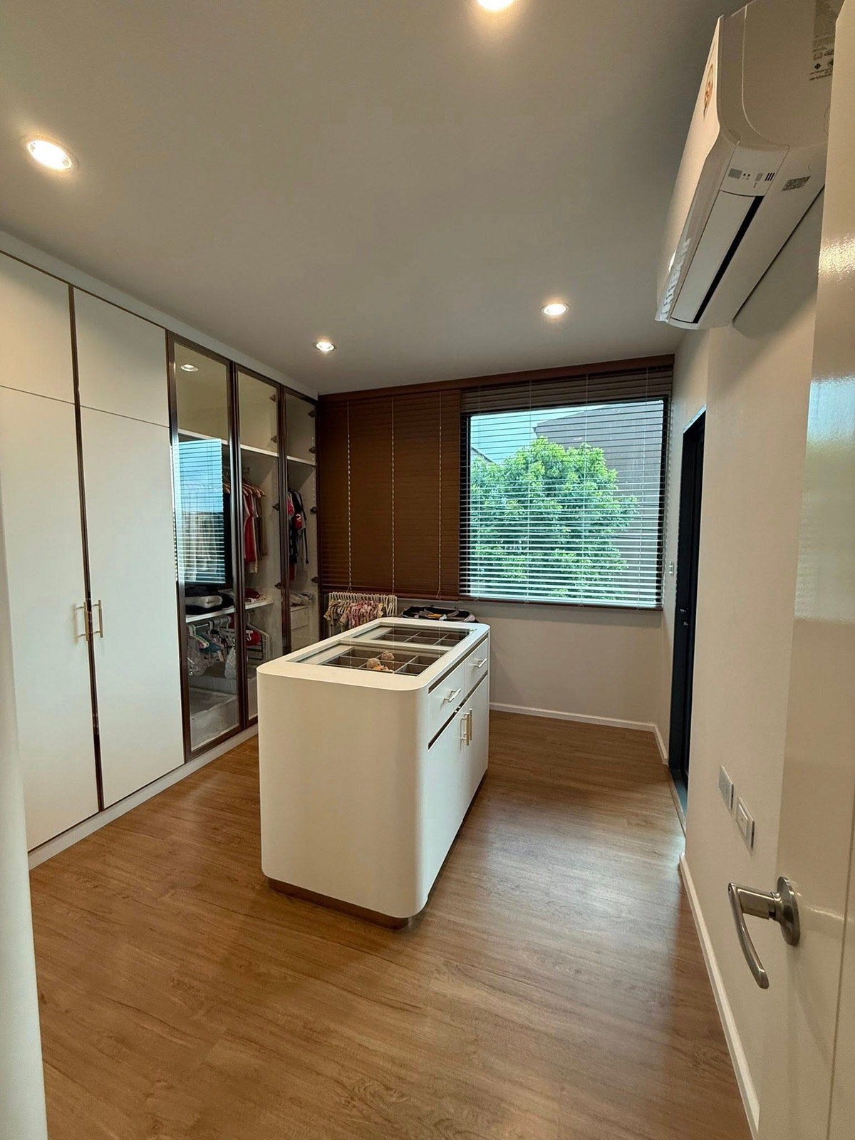 ขายทาวน์โฮมมีนบุรี-ร่มเกล้า : บ้านกลางเมือง พระราม 9 - กรุงเทพกรีฑา / 1 ห้องนอน (ขาย), Baan Klang Muang Rama 9 - Krungthep Kreetha / 1 Bedroom (FOR SALE) BZD004