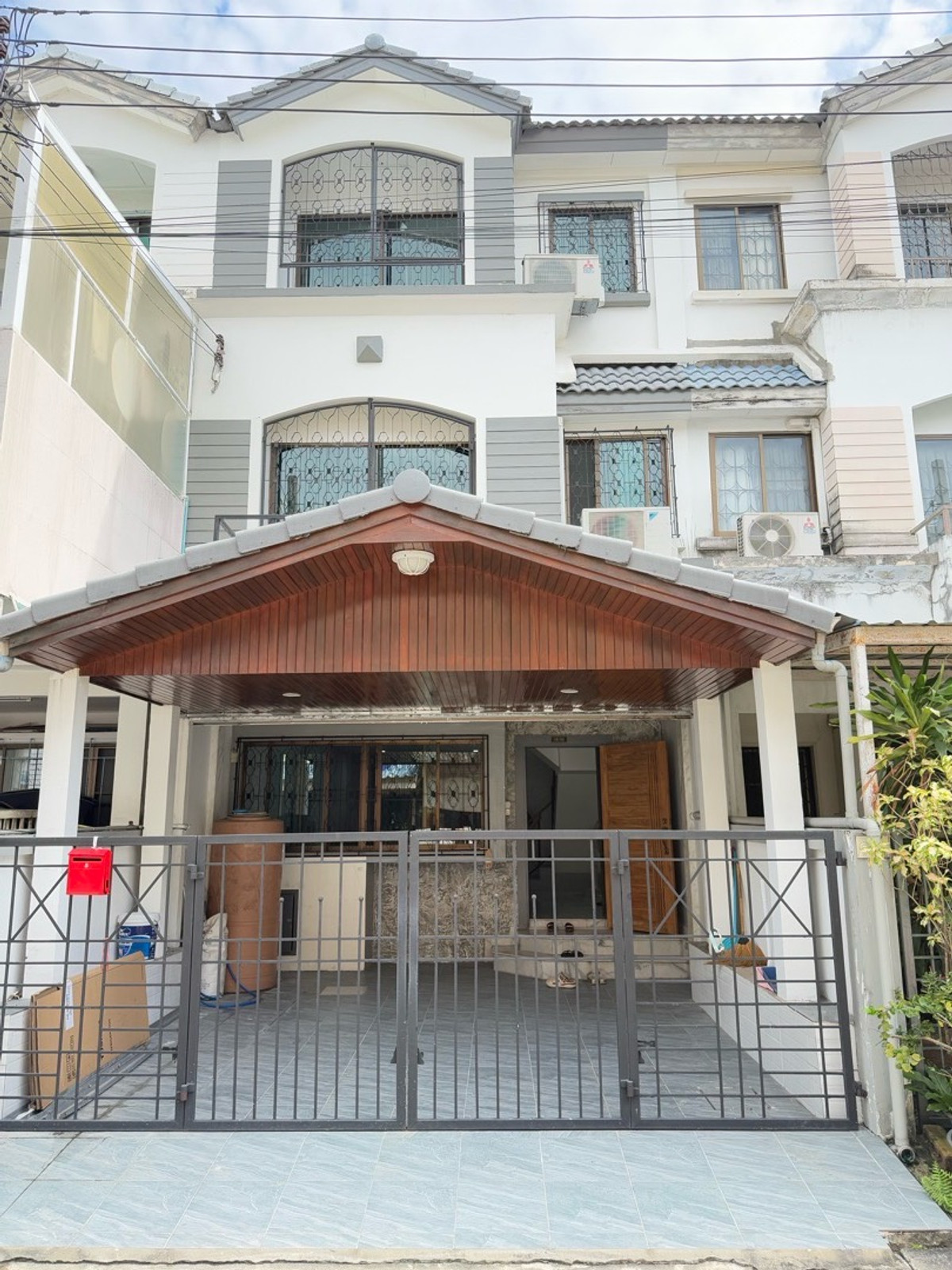 For RentTownhomeRama9, Petchburi, RCA : R 100 Townhome for rent, 4 bedrooms, 3 bathrooms, near The Nine Rama 9, fully furnished, ready to move in.