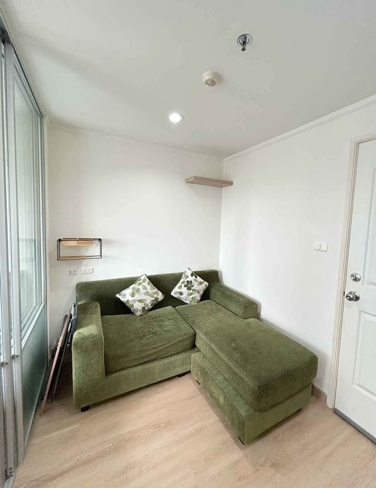 For SaleCondoChaengwatana, Muangthong : Condo for sale Lumpini Ville Chaengwattana-Pak Kret with furniture, pool view, near MRT Pink Line (AM1995)